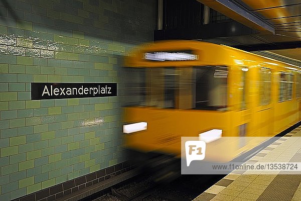 Berliner U-Bahn-Zug bei der Einfahrt in den Bahnhof Alexanderplatz  Berlin  Deutschland  Europa  PublicGround  Europa
