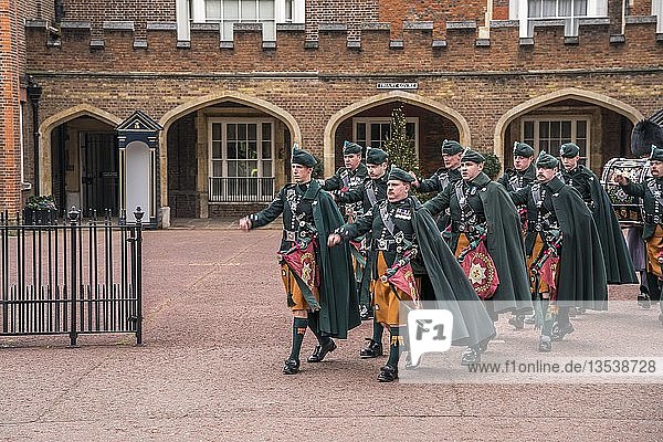 Schottengarde bei der Wachablösung Changing the Guard  Friary Court  St James's Palace  London  Großbritannien