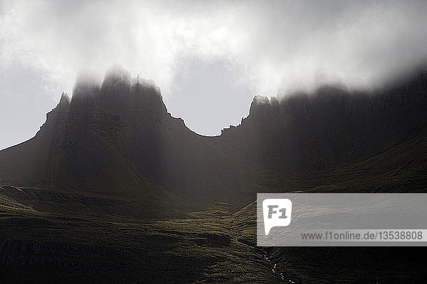 Sonnenstrahlen auf Berggipfel  Ostisland  Island  Europa
