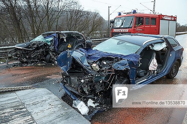 Verkehrsunfall Totalschaden auf der Bundesstrasse 42 bei Hammerstein zwischen Neuwied und Rheinbrohl Hammerstein Rheinland-Pfalz Deutschland Europa