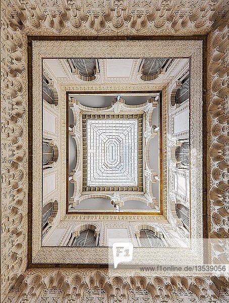 Decke im Innenhof mit Glasdach  Alcázar von Sevilla  Königspalast  Palast Real Alcazar  Andalusien  Spanien  Europa