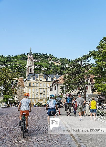 Zwei Radfahrer  Passerpromenade  Bozner Tor  Porta di Bolzano  Pfarrkirche St. Nikolaus  Parrocchia San Nicolò  Altstadt von Meran  Trentino  Südtirol  Italien  Europa