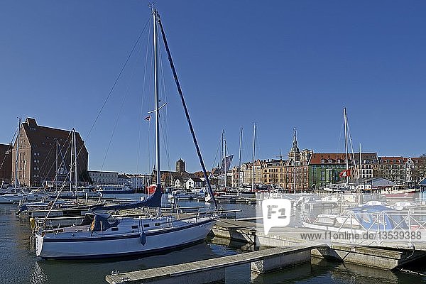 Blick auf die Altstadt von Stralsund von der Seebrücke aus gesehen  UNESCO-Welterbe  Mecklenburg-Vorpommern  Deutschland  Europa  PublicGround  Europa