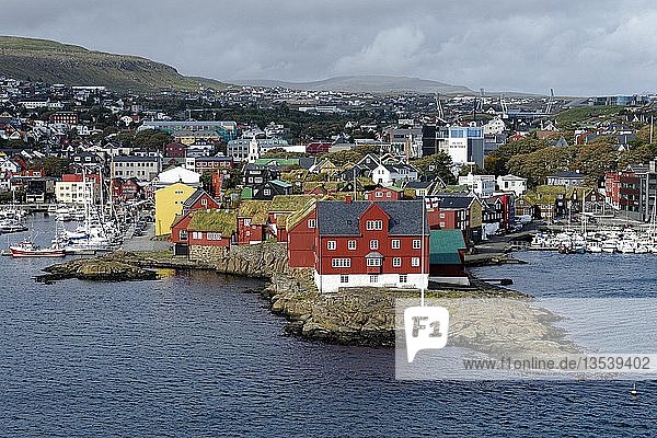 Hafen  rote Häuser der Inselverwaltung  Torshavn  Färöer Inseln  Dänemark  Europa