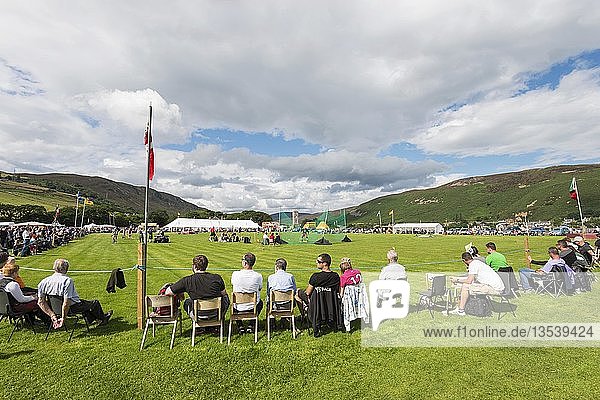 Zuschauer sitzen am Spielfeld während der Helmsdale Highland Games Grafschaft Sutherland Schottland Großbritannien Europa