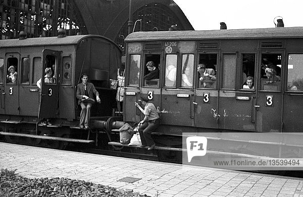 Trittbrettfahrer auf dem Puffer 1947 Hauptbahnhof Leipzig Sachsen DDR Deutschland Europa