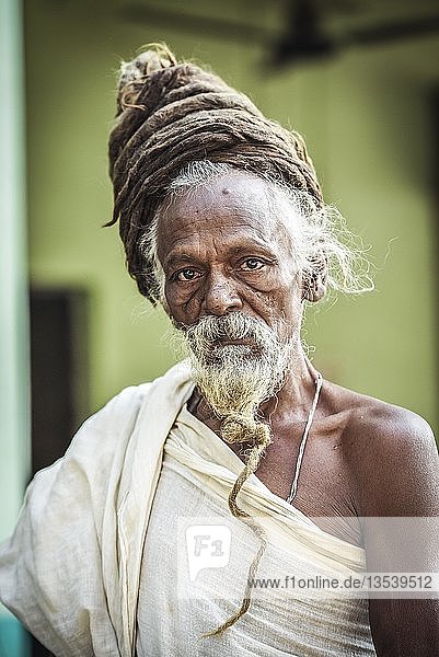 Sadhu heiliger Mann Yogi mit Rasta Dreadlocks Frisur Lumbini Nepal Asien