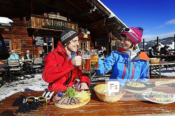 Skifahrer  Schneeschuhwanderer rasten auf der Höhenbrandalm  Kelchsau  Kitzbüheler Alpen  Tirol  Österreich  Europa