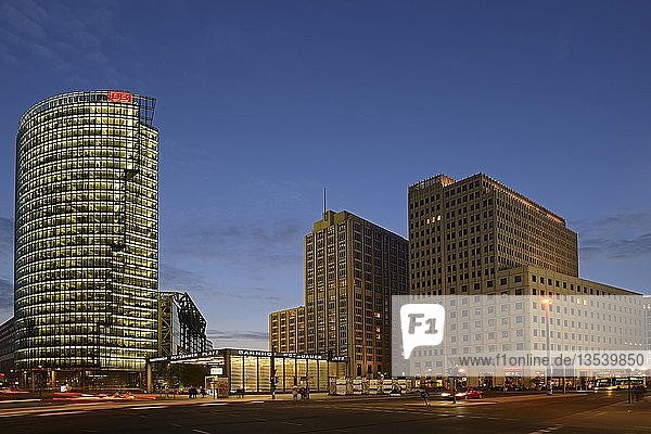 Bahnturm  links  Beisheim Center mit dem Ritz Carlton Hotel  rechts  Potsdamer Platz  in der Abenddämmerung  Mitte  Berlin  Berlin  Deutschland  Europa