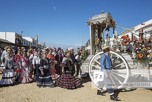 Leute in traditioneller Kleidung mit verzierten Ochsenkarren Pfingsten Wallfahrt von EL Rocio Huelva-Provinz Andalusien Spanien Europa
