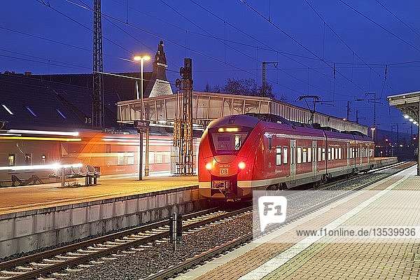 Nahverkehrszüge im Hauptbahnhof am Abend  Witten  Ruhrgebiet  Nordrhein-Westfalen  Deutschland  Europa