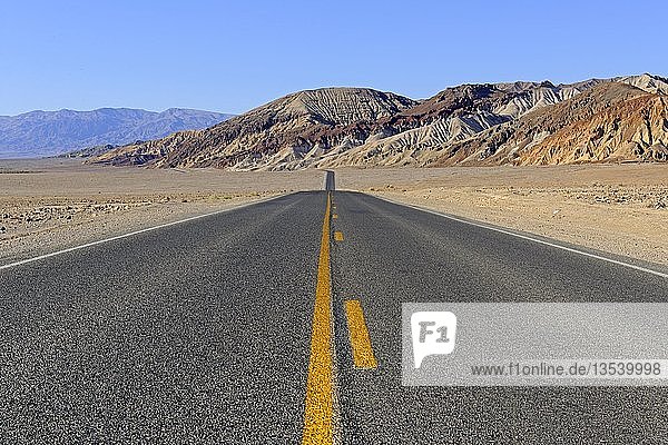 Einsame Straße im Death Valley National Park  Kalifornien  USA  Nordamerika