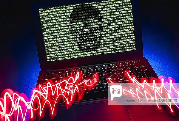 Laptop mit Totenkopf und binären Zahlen auf dem Bildschirm  Symbolbild Malware  Virenalarm  Computerkriminalität  Datenschutz  Deutschland  Europa