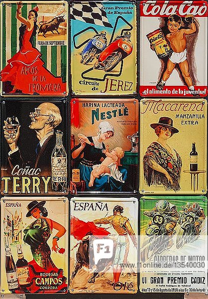 Retro-Zinnschilder in einem Souvenirladen weiße Stadt von Arcos De-La Frontera Cadiz-Provinz Andalusien Spanien Europa