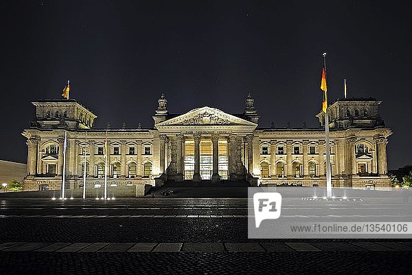 Reichstagsgebäude bei Nacht  Berlin  Deutschland  Europa