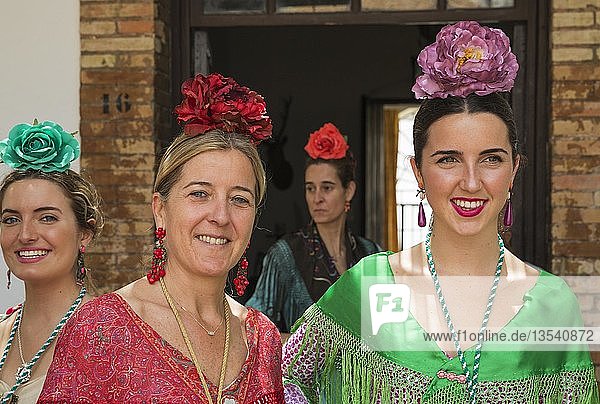 Frauen in bunten Zigeunerkleidern  Pfingstwallfahrt von El Rocio  Provinz Huelva  Andalusien  Spanien  Europa