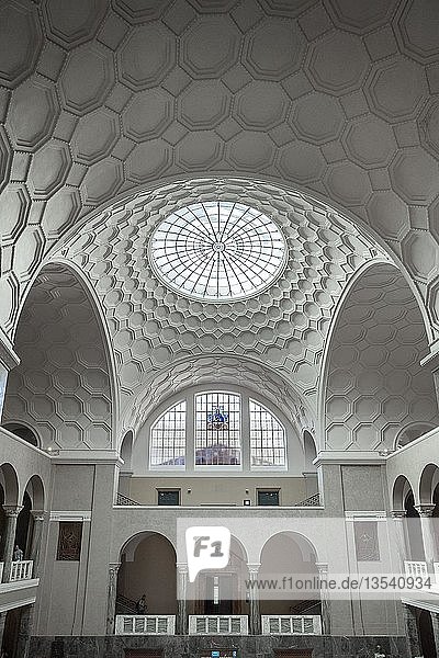 Fenster und Oberlicht im Lichthof Hauptgebäude LMU Ludwig-Maximilians-Universität München Oberbayern Bayern Deutschland Europa