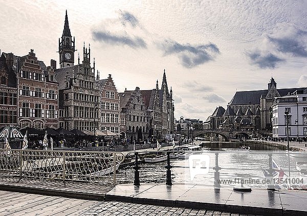 Fluss Leie mit Promenade an der Graslei  alte Zunfthäuser  Altstadt  Gent  Belgien  Europa