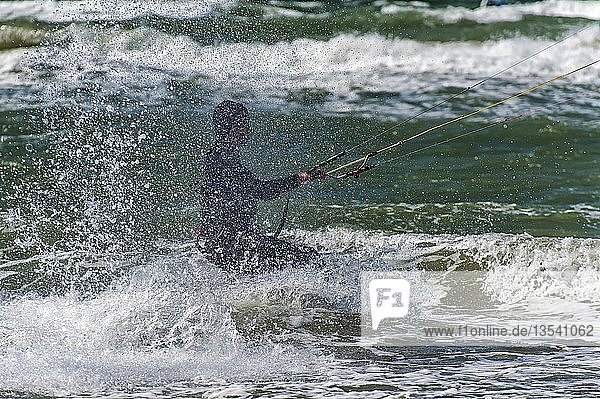 Kite-Surfer bei starkem Wind in der Brandung  Warnemünde  Mecklenburg-Vorpommern  Deutschland  Europa