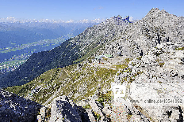 Blick von der Hafelekarspitze  2334 m  auf die Hafelekar-Gipfelstation  Seegrube und das Inntal  Tirol  Österreich  Europa