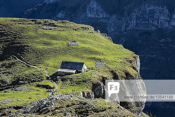 Alp Chlus auf einem exponierten Felsen in den Appenzeller Alpen Kanton Appenzell Innerrhoden Schweiz Europa