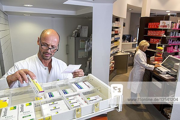 Apotheke  Apotheker sucht ein Medikament heraus  Deutschland  Europa