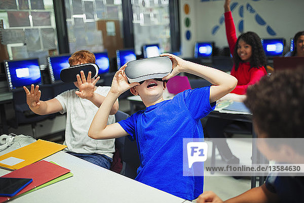 Gymnasiasten nutzen Virtual-Reality-Simulatoren im Klassenzimmer