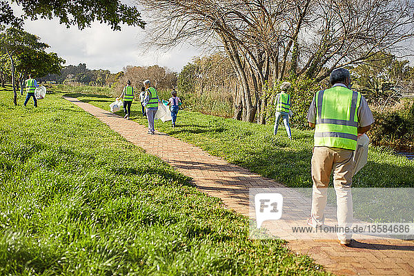 Freiwillige beseitigen Müll im sonnigen Park