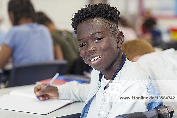 Porträt zuversichtlich Junior High School Junge studiert im Klassenzimmer