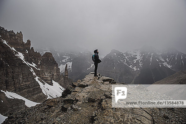 Wanderin auf dem Gipfel eines zerklüfteten  nebligen Berges in Banff  Alberta  Kanada