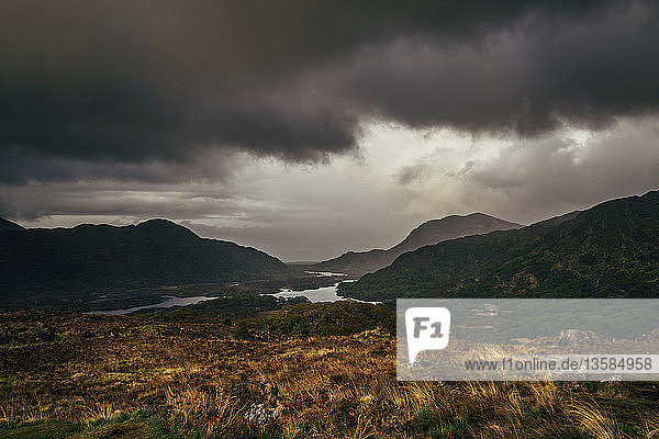 Bedrohliche Gewitterwolken über abgelegener Landschaft,  Kerry,  Irland
