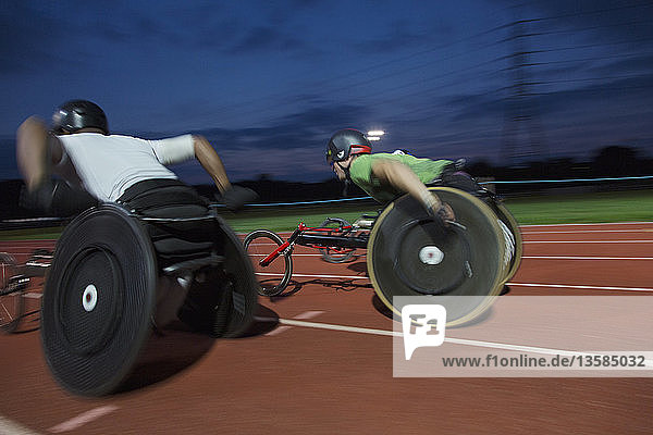 Querschnittsgelähmte Athleten rasen bei einem nächtlichen Rollstuhlrennen über die Sportstrecke