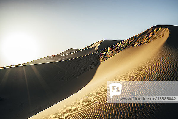 Die Sonne scheint über der Sandwüste  Sahara  Marokko
