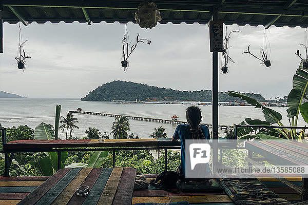 Gelassener Mann genießt den Meerblick von einer Hütte aus  Koh Chang  Thailand