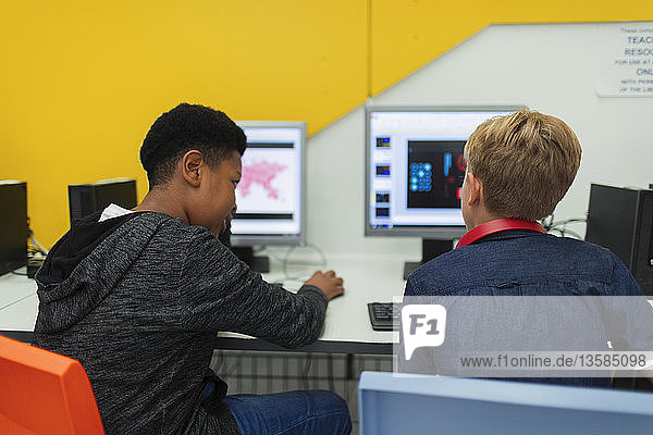 Schüler der Junior High School benutzen Computer im Computerraum