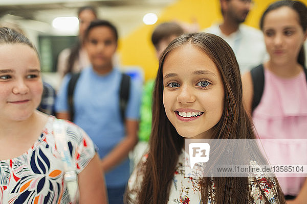 Porträt einer selbstbewussten  lächelnden Schülerin der Junior High