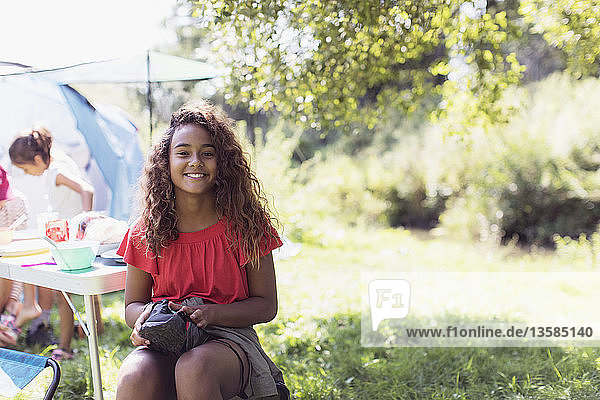 Porträt glückliches Mädchen auf dem Campingplatz