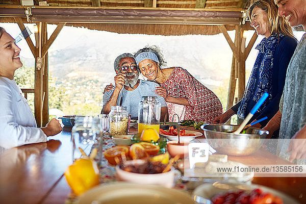 Paar  das sich umarmt und ein gesundes Frühstück in einer Hütte während eines Yoga-Retreats genießt