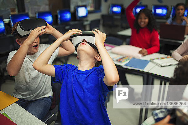 Neugierige Jungen der Junior High School nutzen Virtual-Reality-Simulatoren im Klassenzimmer
