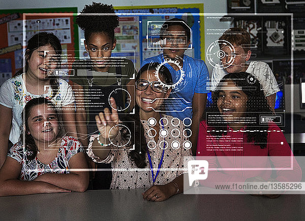Lehrer und Schüler der Junior High School benutzen einen futuristischen Touchscreen im Klassenzimmer