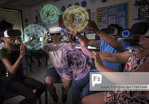 Gymnasiasten nutzen Virtual-Reality-Simulatoren im dunklen Klassenzimmer