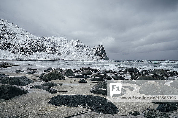 Felsen an einem verschneiten,  abgelegenen Strand,  Lofoten-Inseln,  Norwegen