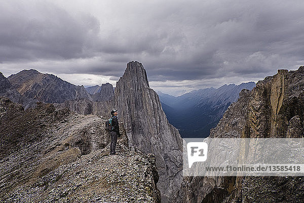 Wanderin auf einem zerklüfteten  abgelegenen Berggipfel  Banff  Alberta  Kanada