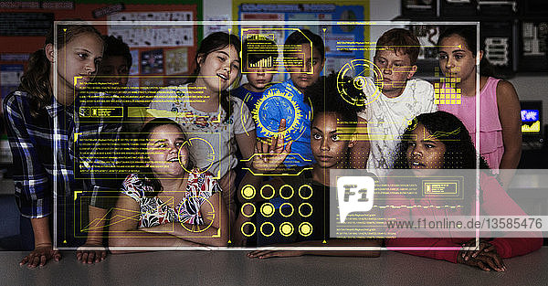 Gymnasiasten benutzen futuristischen Touchscreen im Klassenzimmer