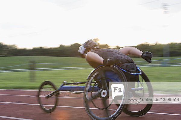 Querschnittsgelähmter Sportler rast im Rollstuhlrennen über die Sportstrecke