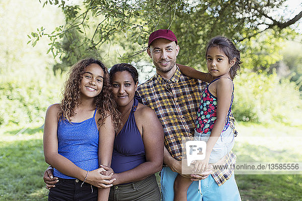 Porträt einer glücklichen Familie auf dem Campingplatz