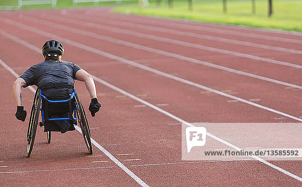 Querschnittsgelähmte Athletin rast im Rollstuhlrennen über die Sportstrecke