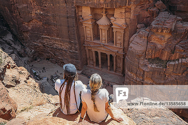 Pärchen genießt architektonische Ruinen  Petra  Jordanien