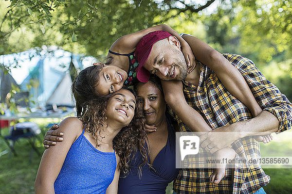 Porträt einer glücklichen  sorglosen Familie auf dem Campingplatz