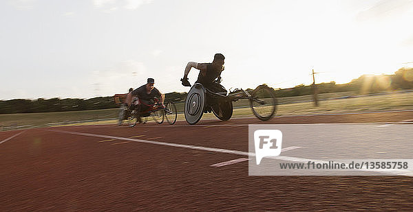 Querschnittsgelähmte Athleten rasen beim Rollstuhlrennen über die Sportstrecke